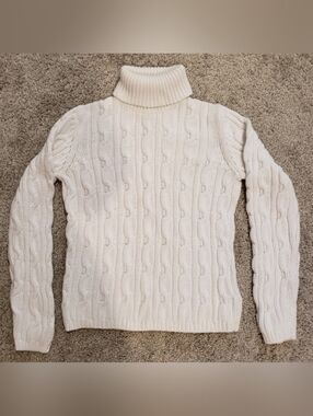 NINE & COMPANY CABLE WHITE TURTLENECK IN SIZE S